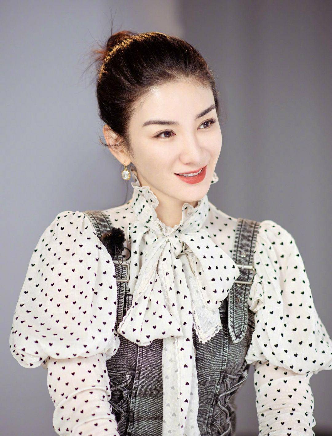 黄奕参加某相亲节目,白衬衣黑毛衫精致优雅,光腿穿长靴超减龄_生活