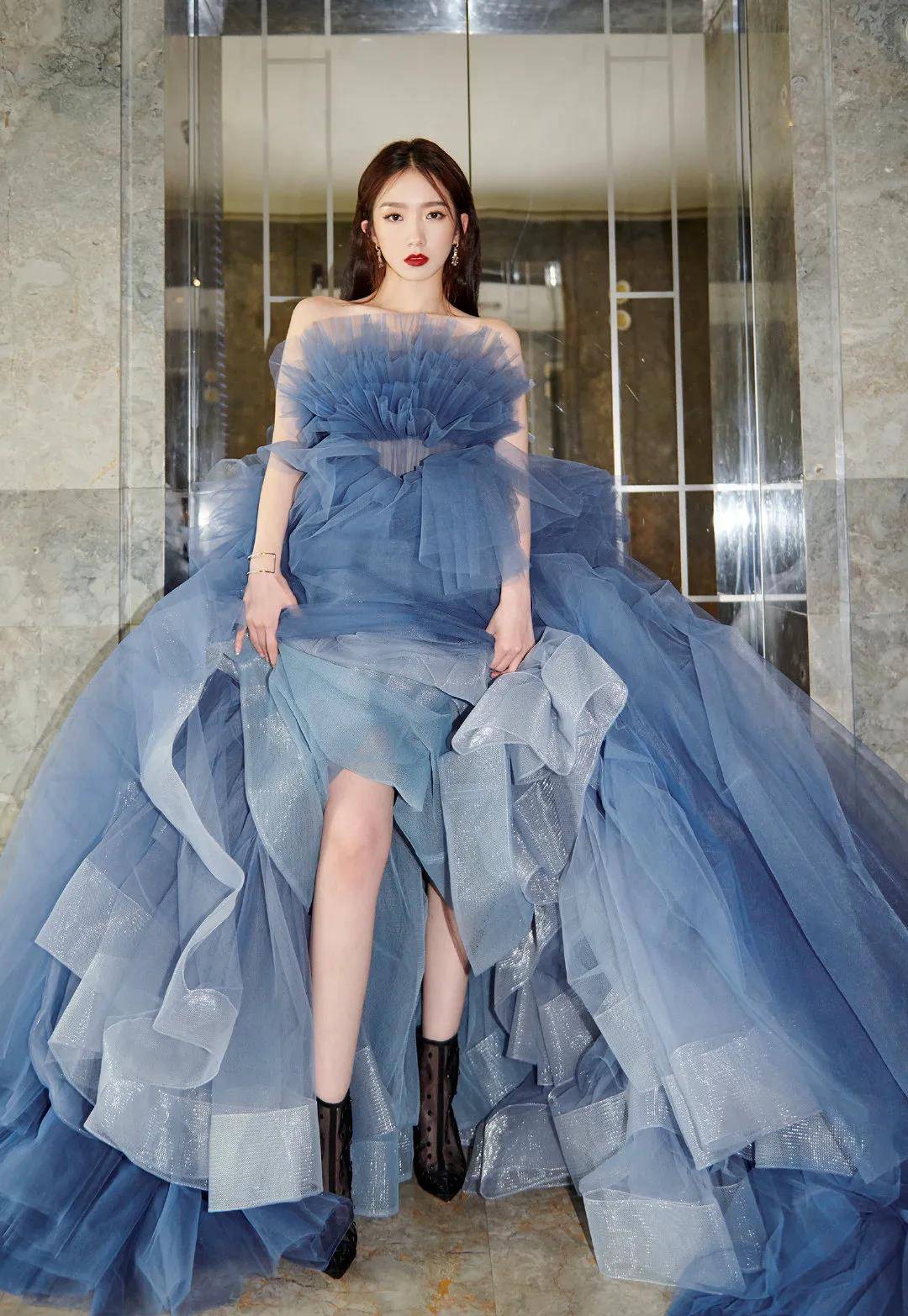 原创女明星红毯比美孟美岐女王鞠婧祎灵动只有丁当长裙造型太显矮