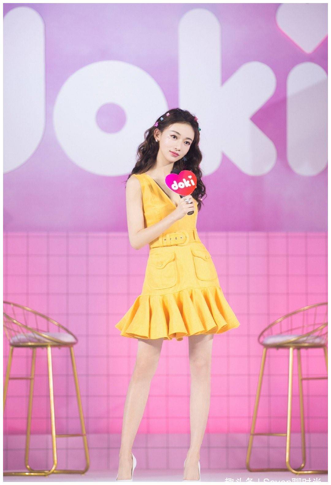 无袖的腰部设计展示了吴谨言的纤细腰围,下面裙子上的小皱纹又漂劣种