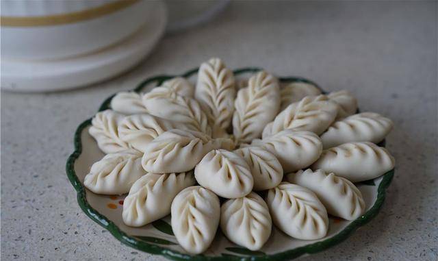 第三个是麦穗饺子,这个形状的饺子可能有的家里也经常做,把饺子皮向