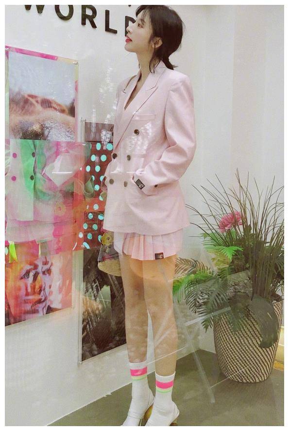 原创张俪穿搭真有心机穿的袜子故意比裙子长5cm效果惊艳了