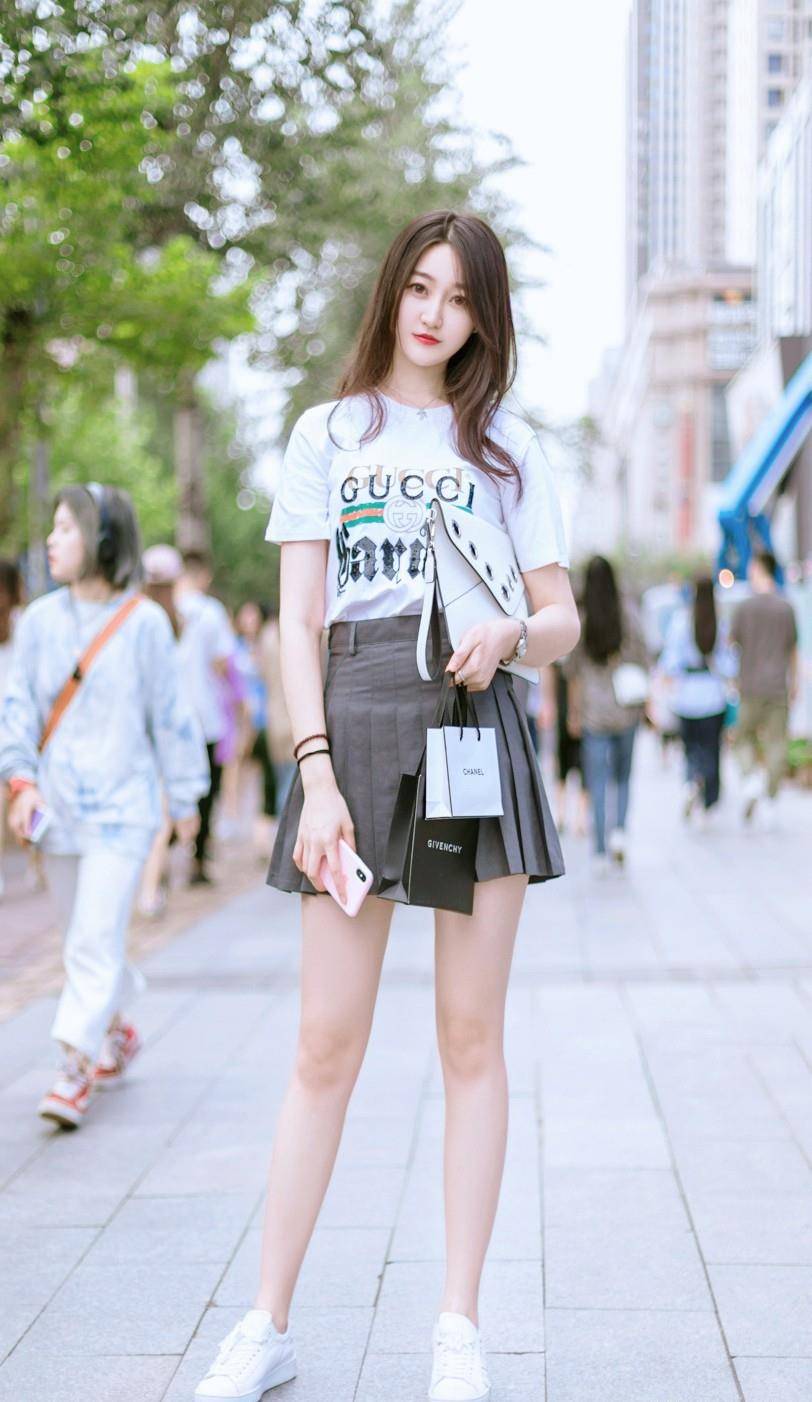 02百褶短裙 小白鞋连体裤一直以来都存在很大的争议,是一款非常好看的