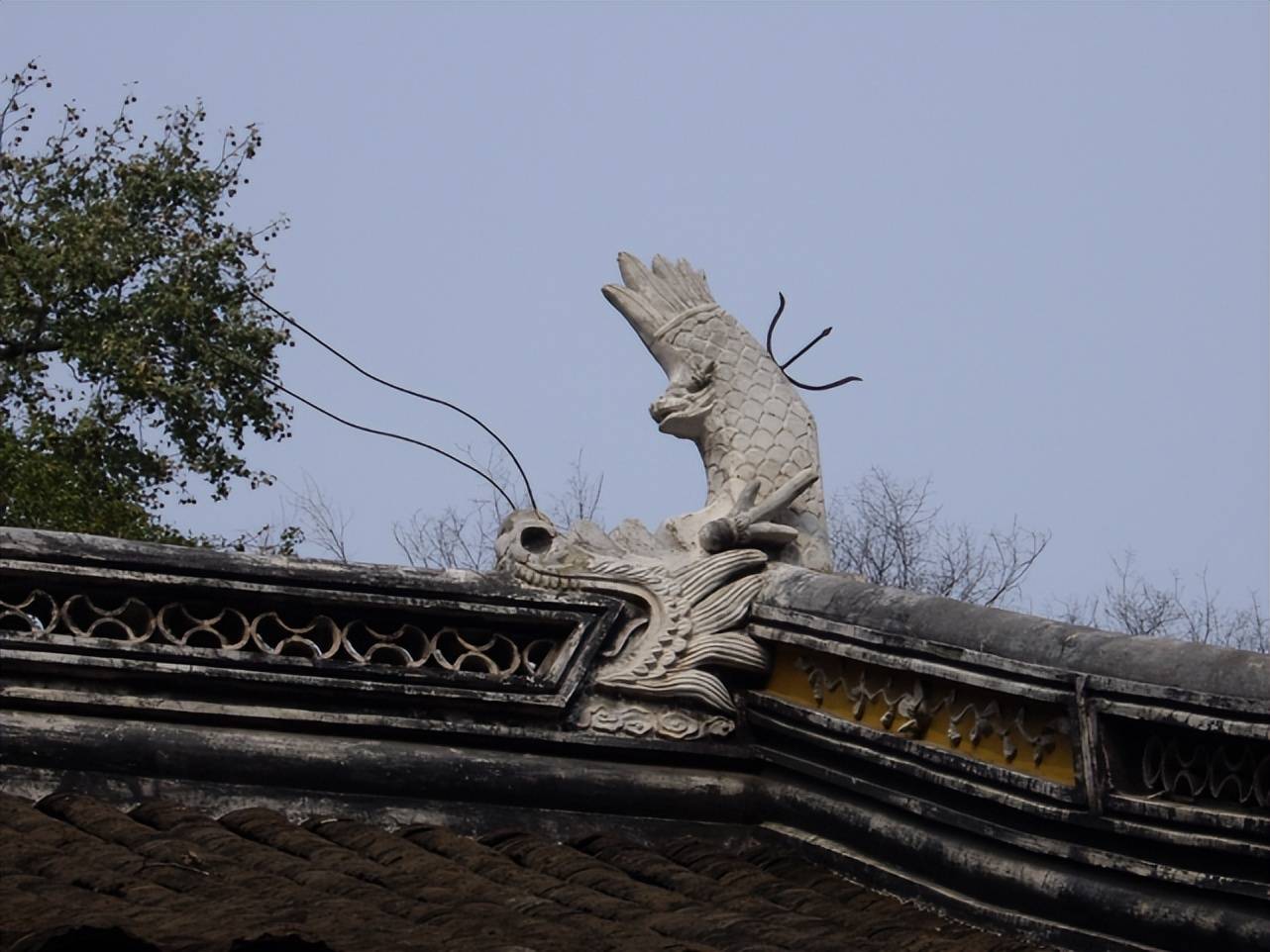 龙吻脊饰最早出现在金代,明清时龙吻脊饰普遍见于