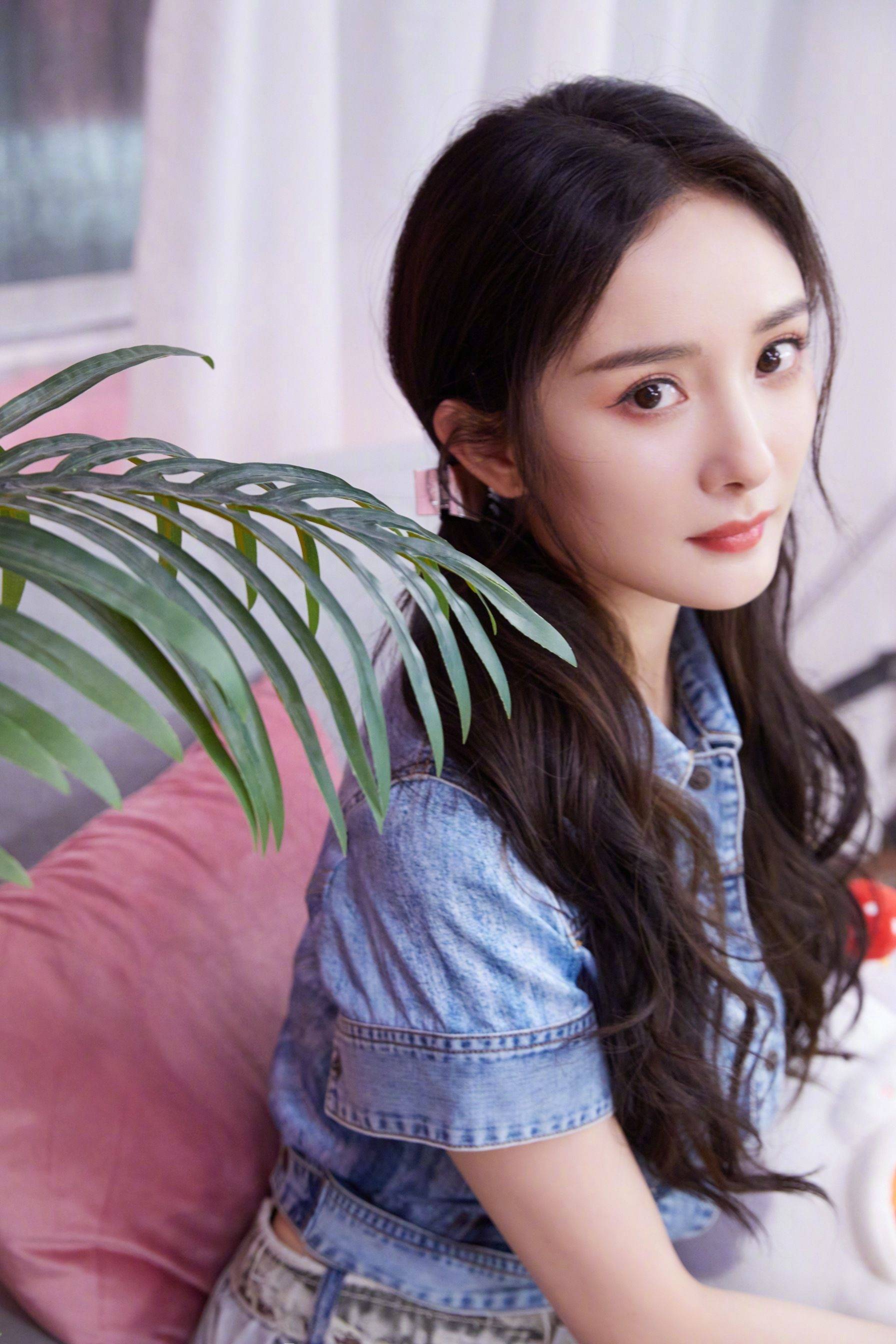 杨幂牛仔套装双马尾美腿写真