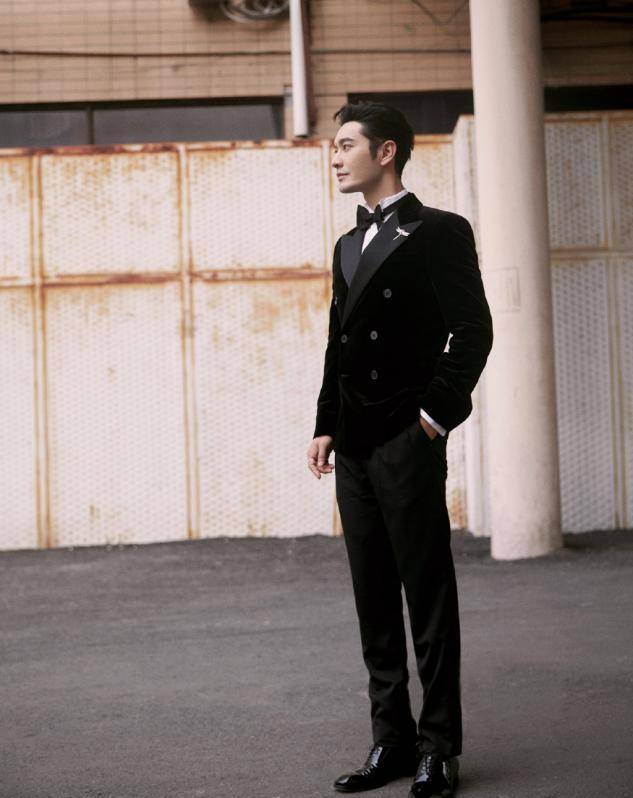 原创黄晓明真敢穿完美驾驭红绿搭配西装造型很有品位