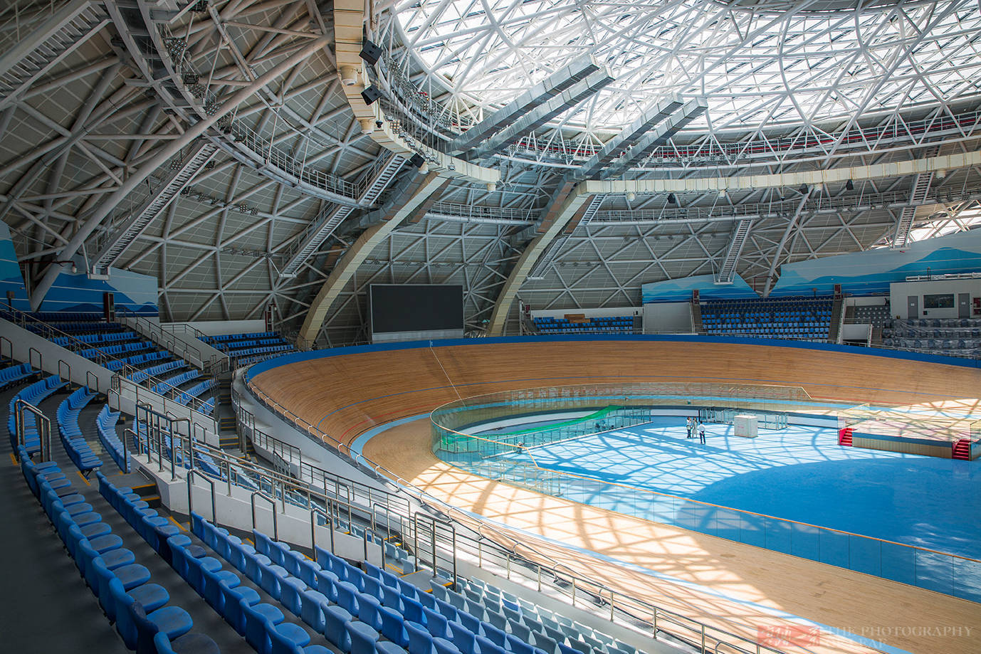 场地自行车对赛道要求非常的高,整个场地呈椭圆形,标准室内赛道周长为