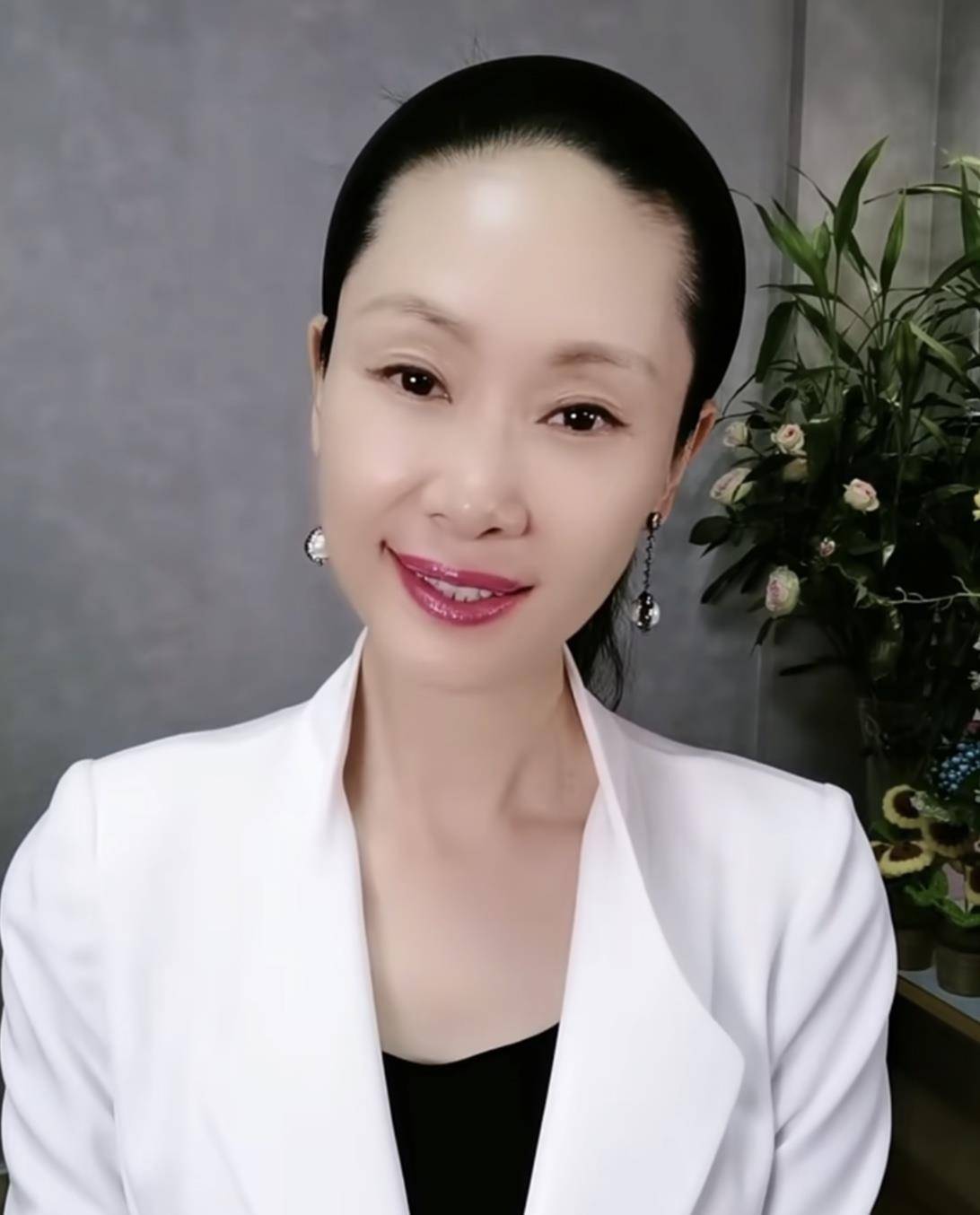 原创朱时茂于文华见面显亲密男方身材壮硕太潇洒女方化浓妆仍貌美