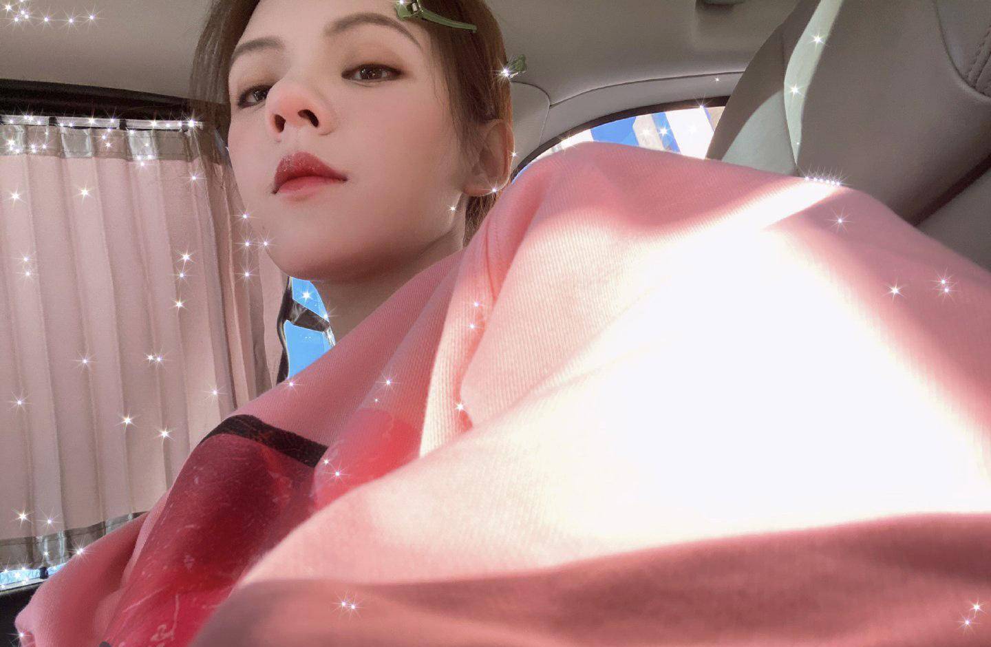 原创张予曦车内自拍仰拍角度鼻子显怪异别两发卡美回十八