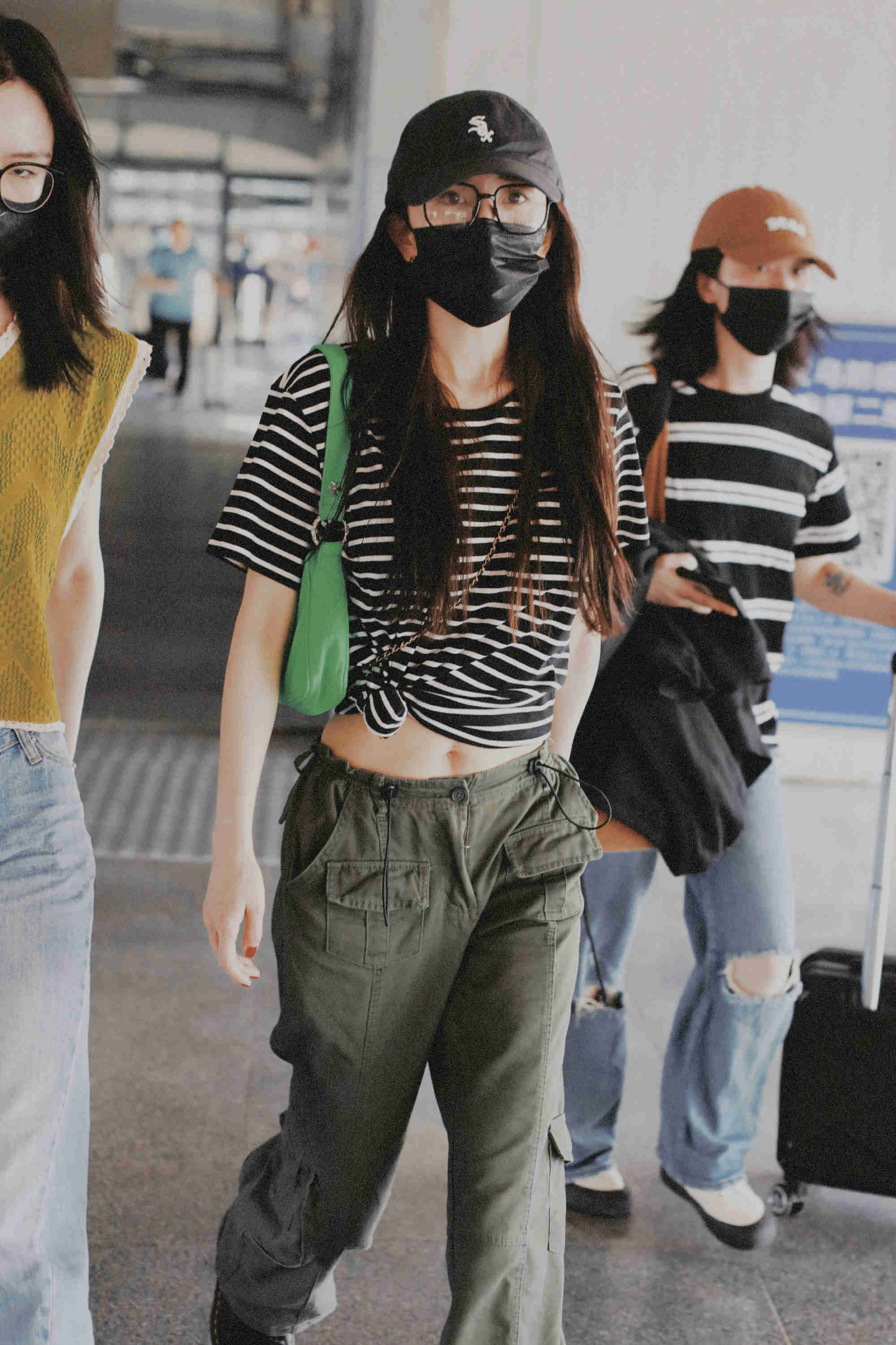 原创杨幂高温出行私服穿搭好吸睛条纹t恤配工装裤36岁仍如少女