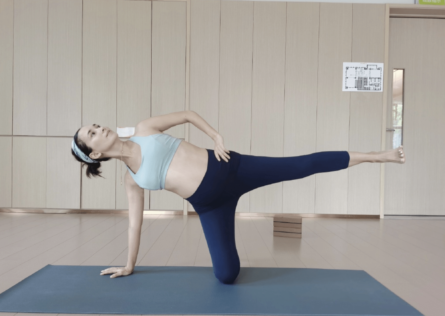 卢靖姗孕晚期做产检练瑜伽,手扶腰肢肚大如箩_健身_生活_一家