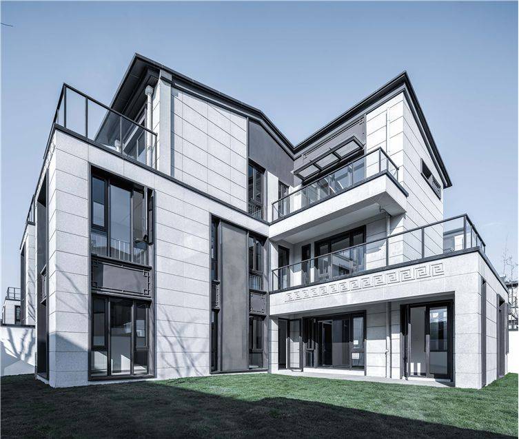 保利堂悦杏园采用现代新中式风格,沿袭传统中式建筑白墙黛瓦的冷色调