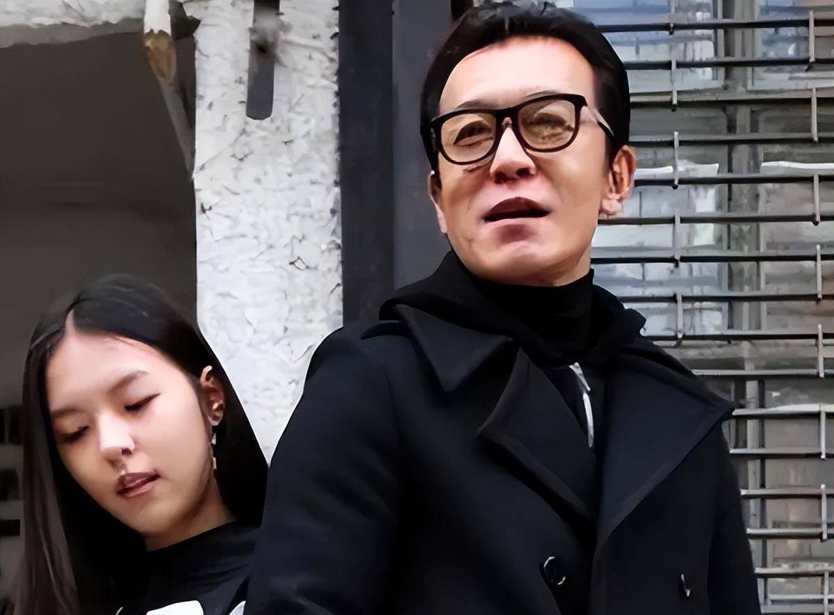 李咏的女儿晒近照,母亲哈文转发,两人在国外生活惬意_法图麦_女孩子