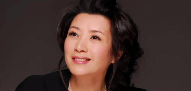 王静在剧中饰演田青的母亲淑贞,也是一位刚柔并济,深明大义,坚强不屈