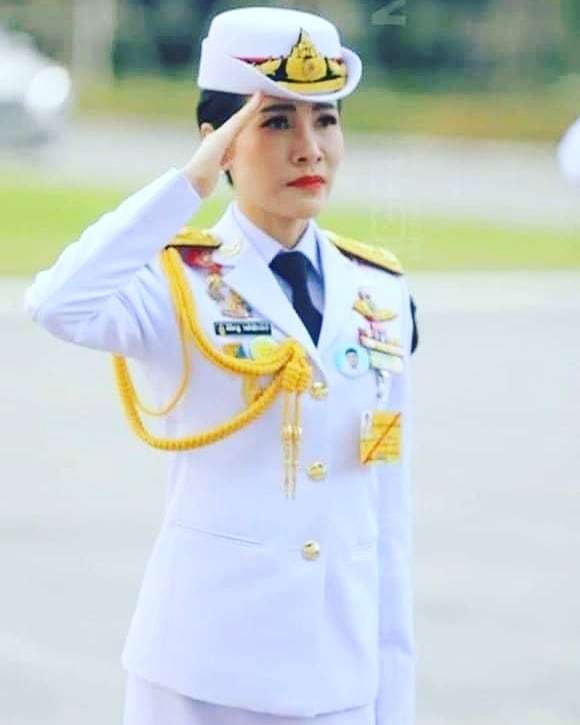 穿黑色军装梳大背头,笑容满面好美_苏提达_发型_一身