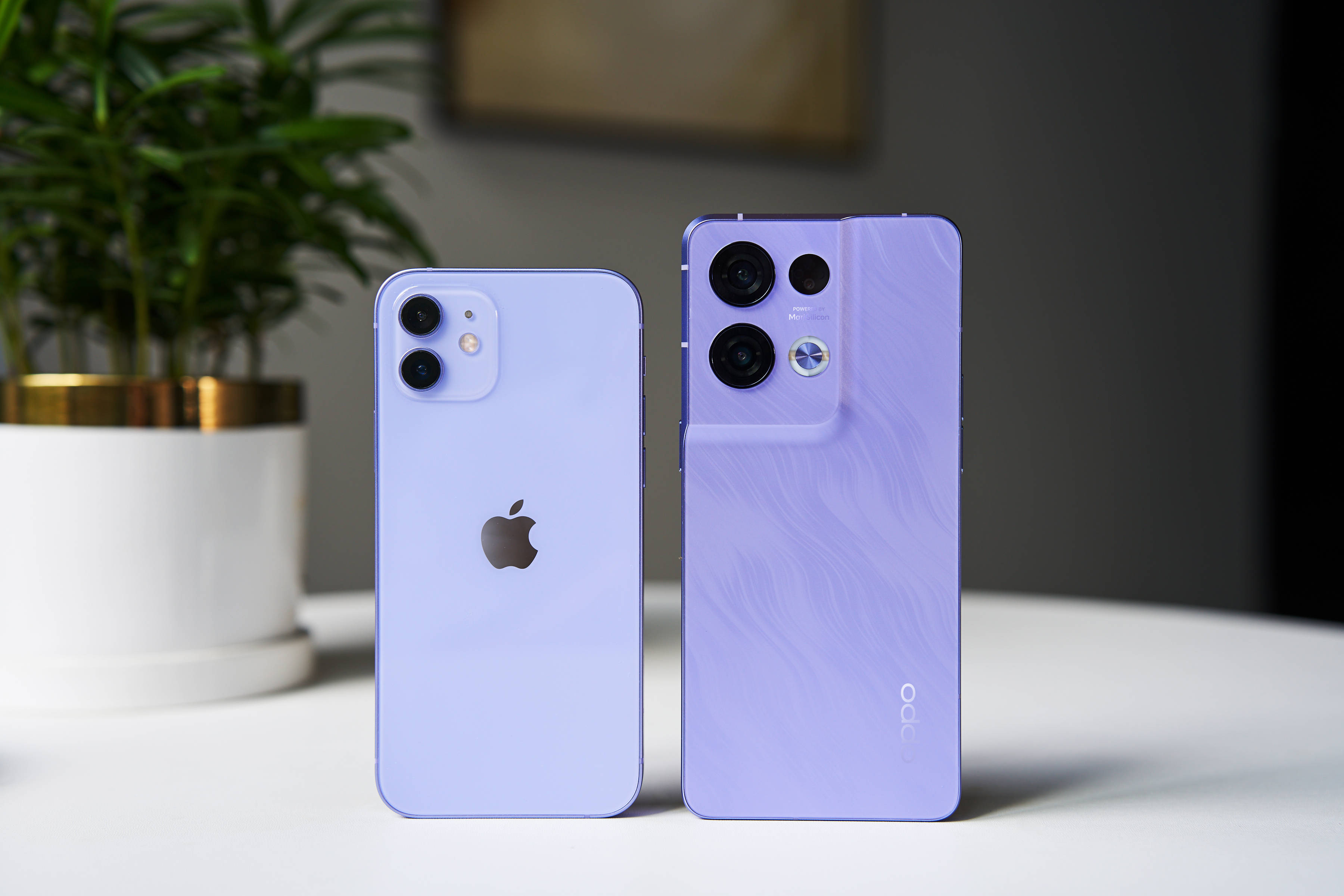 紫色手机大比拼苹果12对比opporeno8pro花仙紫谁更高级