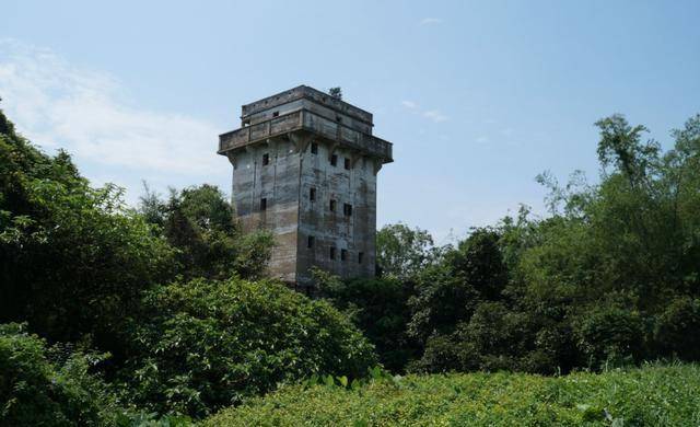 广东一村庄非常荒凉，全村人搬迁移居海外，村庄破败潦倒