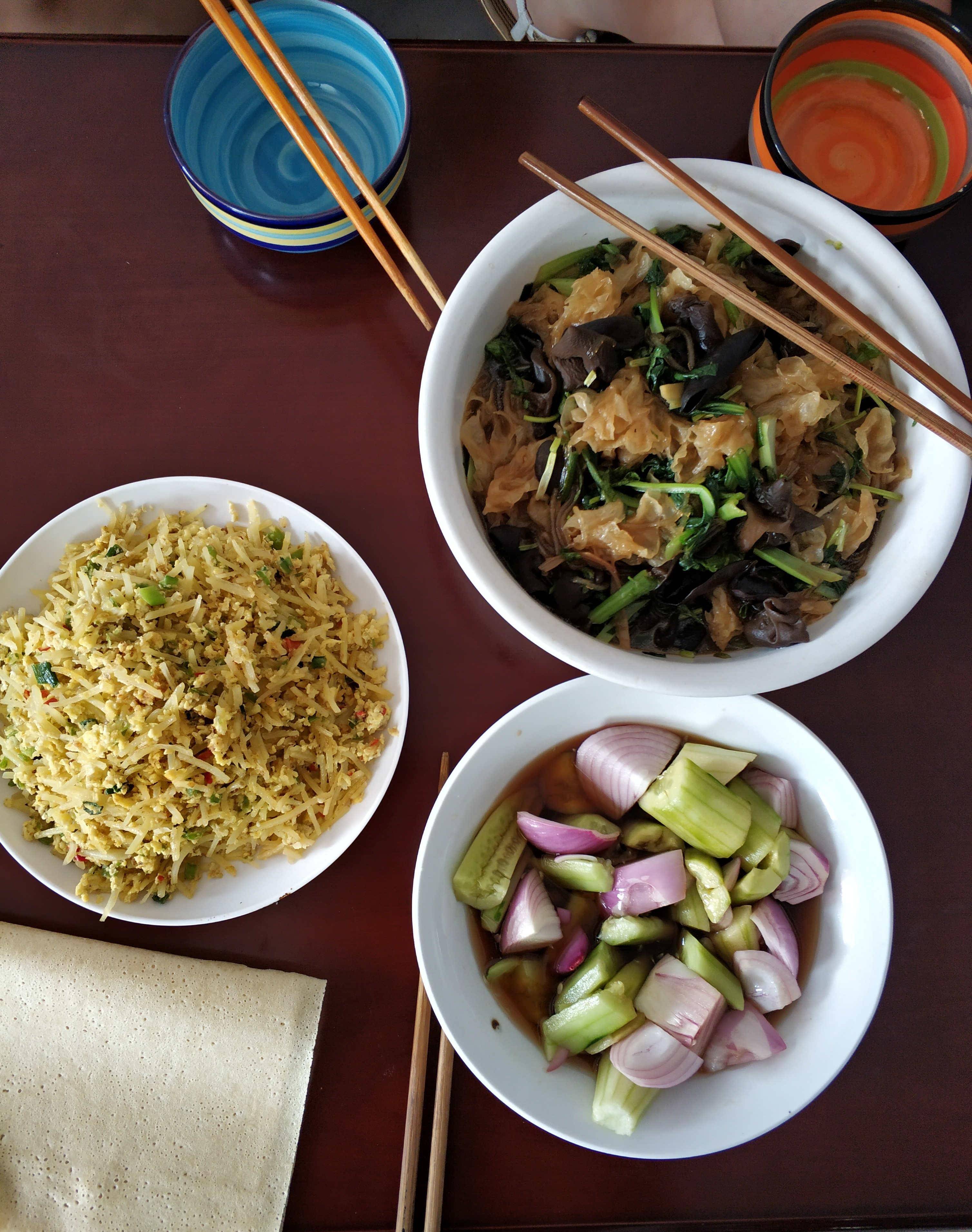 煎饼卷一切农村三人吃午饭三个菜一个粥主食吃的山东大煎饼