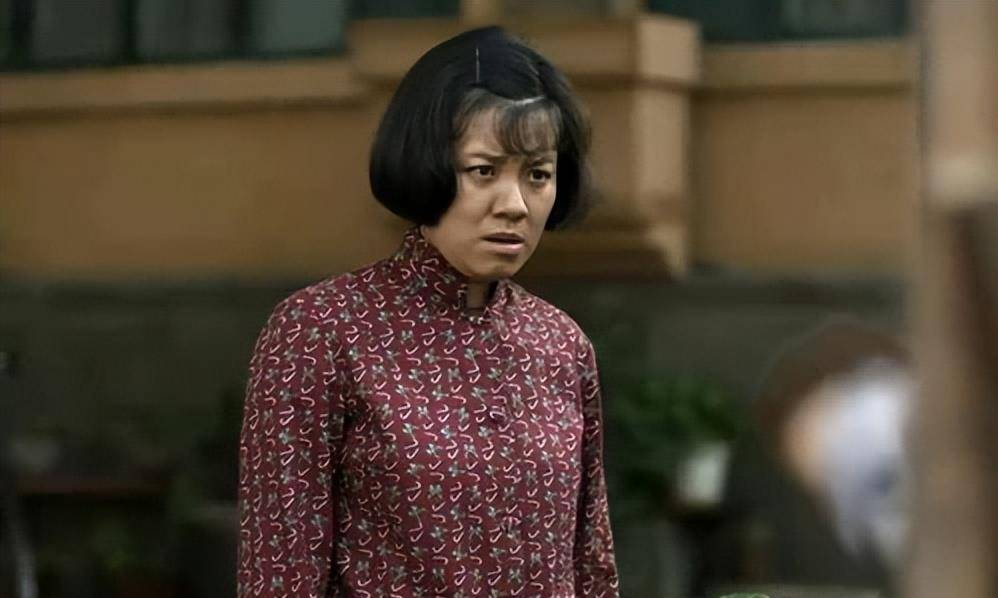 剧中的她总是穿着花色的上衣,留着乱糟糟的齐耳短发,面色枯黄.