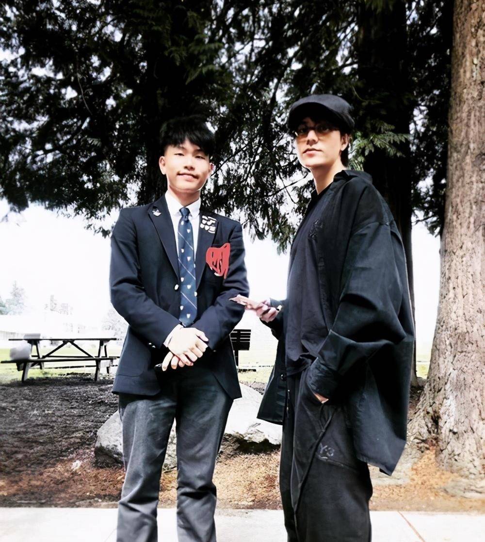 网友也表示母亲基因曝光了,曾经有人猜测陈尊佑的生母是陈坤的大学