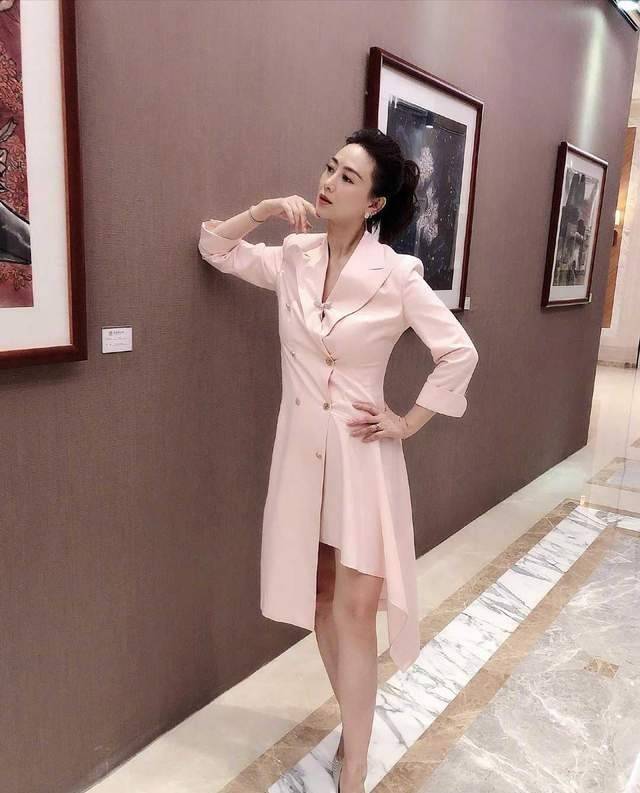 原创翁虹哪像52岁的人在家里穿休闲装与小猫自拍比30岁时更美