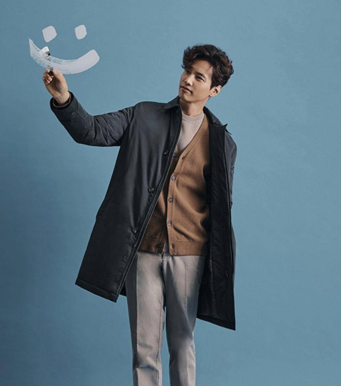 6月21日,国外国宝级男星元斌的一组写真在网上曝光,今年43岁的他依旧