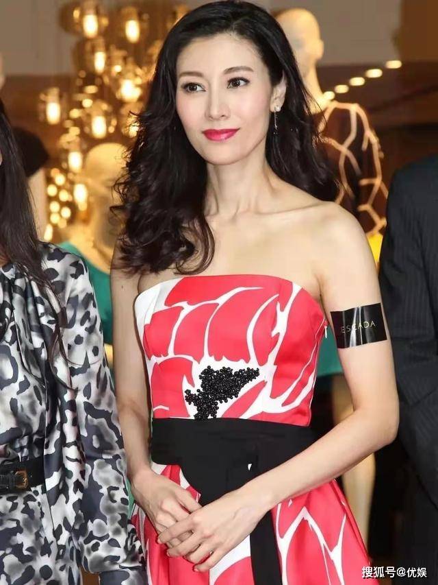 原创豪门阔太的李嘉欣气质真好身穿红色印花抹胸裙配红唇端庄大方