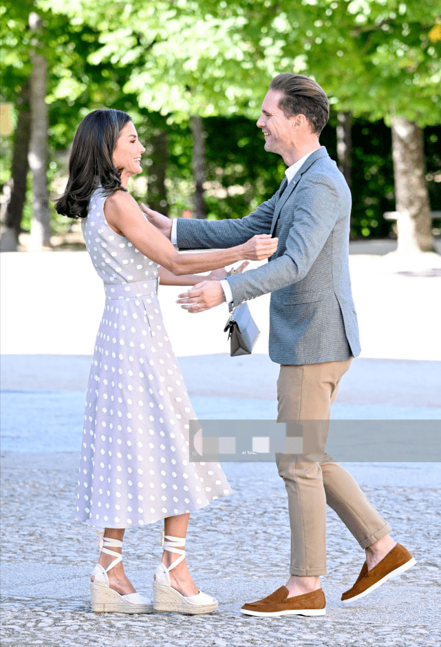 原创第一夫人们大合影卢森堡首相的同性恋丈夫太帅抢了夫人们风头