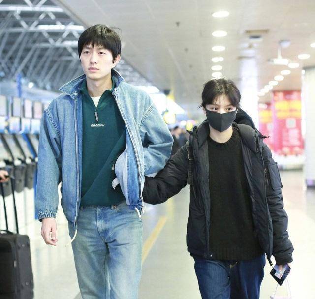原创             金大川春夏恋情实锤，两人同穿休闲装携手走机场，接地气又甜蜜