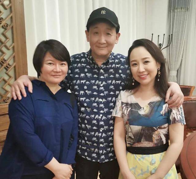 原创关凌38岁还是一张娃娃脸穿印花裙珠圆玉润微胖身材也可以很美