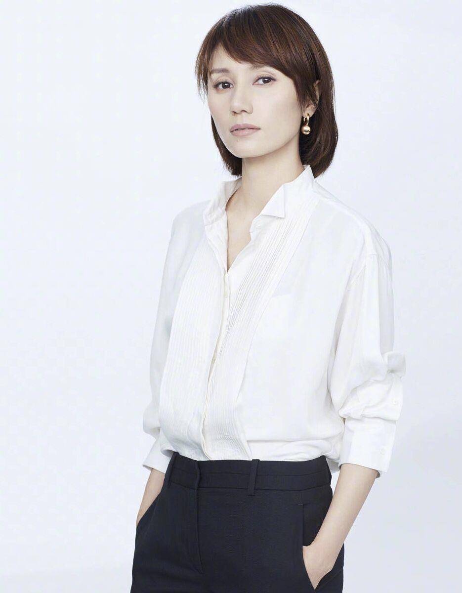 原创43岁气质女神袁泉极简穿搭彰显从容优雅素色系诠释美的高级