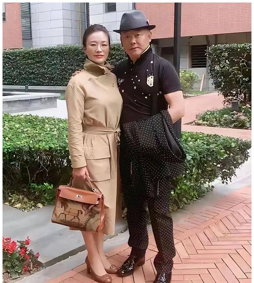 尤其她后来了解到,杨胜华是市里规划局局长杨秀珠的司机后,胡洁对