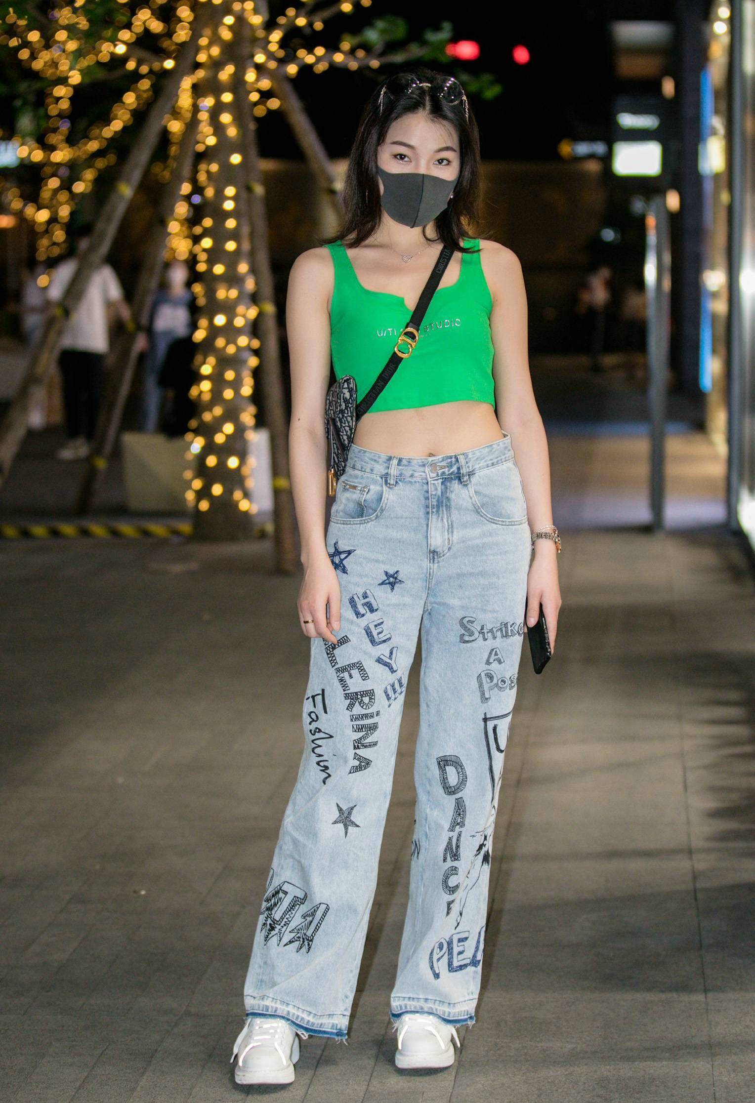 原创吊带背心凸显了美女的好身材轻松舒适的小白鞋走路不累