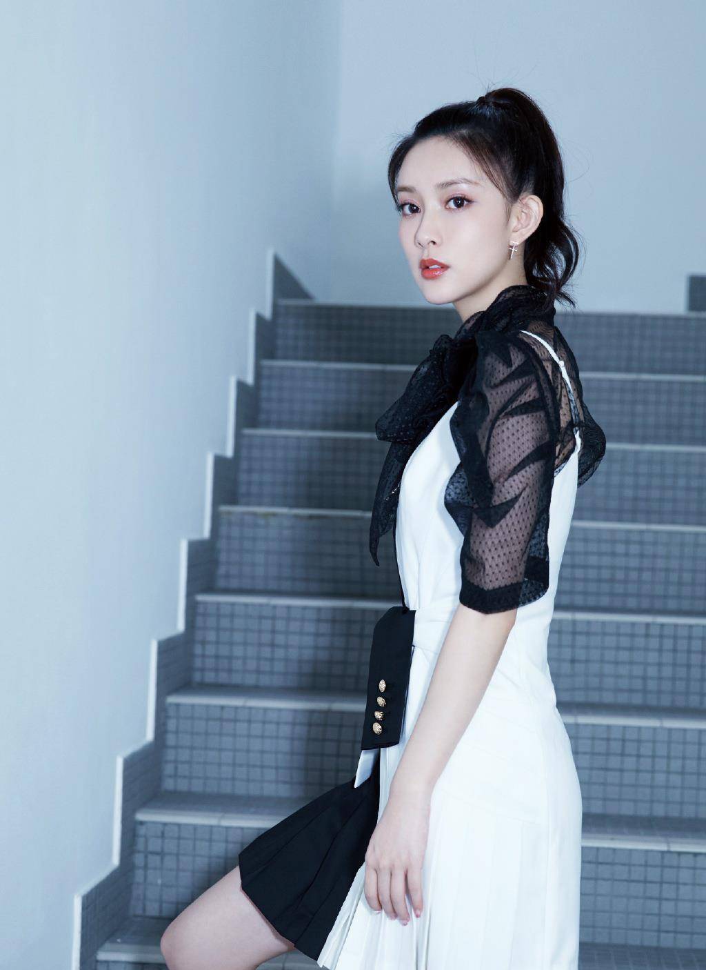 原创孟子义还能这么a穿吊带裙时尚衫美腿白到像穿了丝袜一般