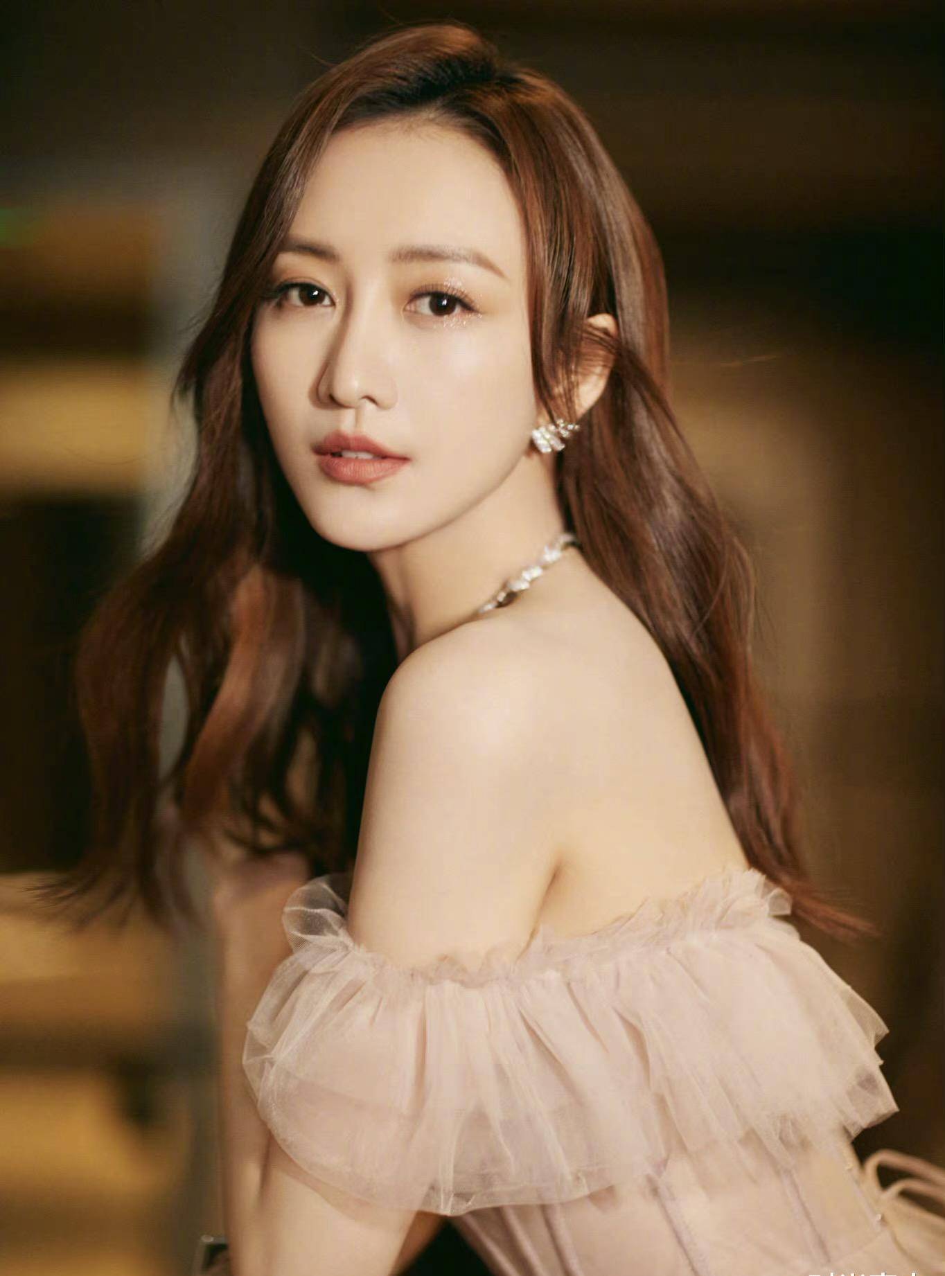 原创王鸥浪姐2上人气旺时尚长裙气质优雅高挑身材锁骨明显