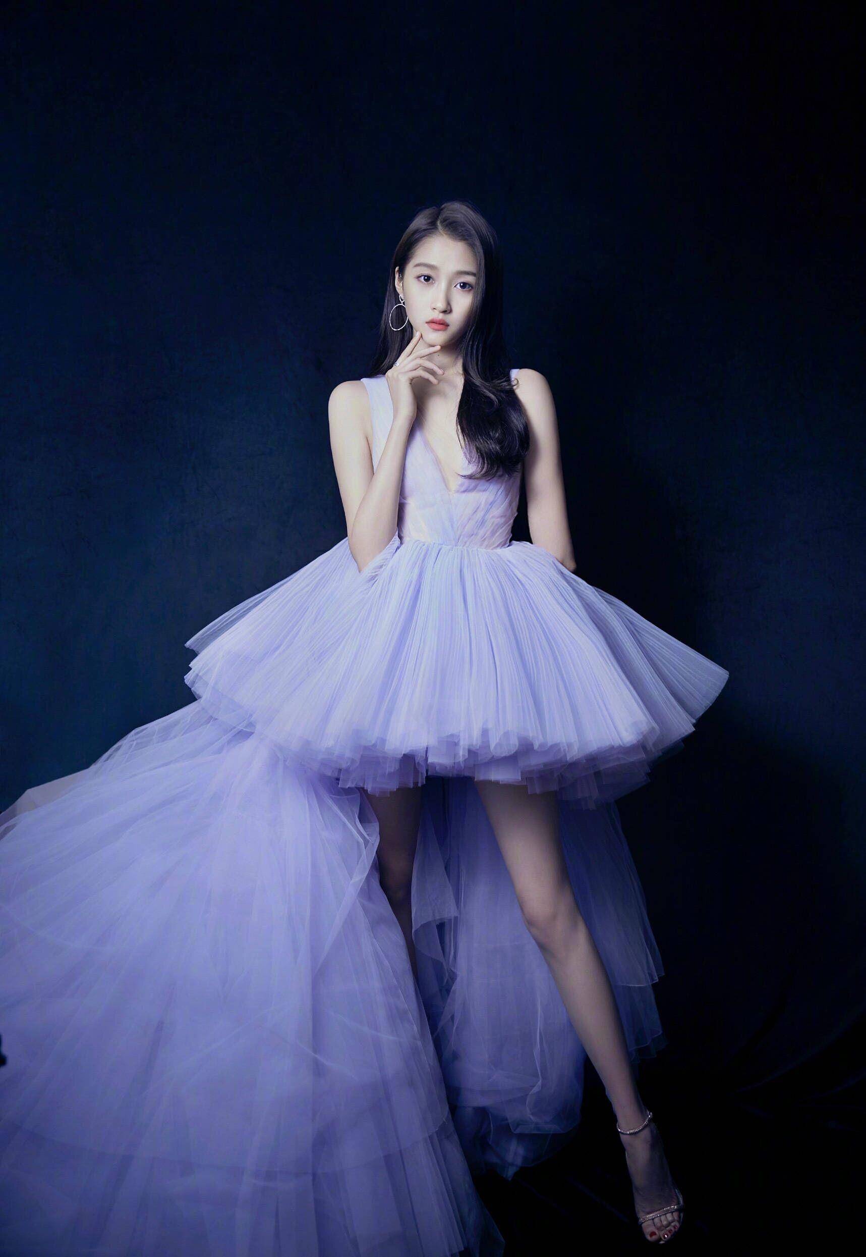 关晓彤婚纱造型美呆了,超短热裤露白皙大长腿,网友表示想娶_时尚_宫廷