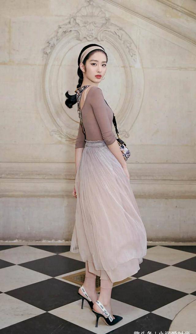 原创武汉女生为什么这么美看武汉女明星杨采钰刘亦菲的穿搭就知道了