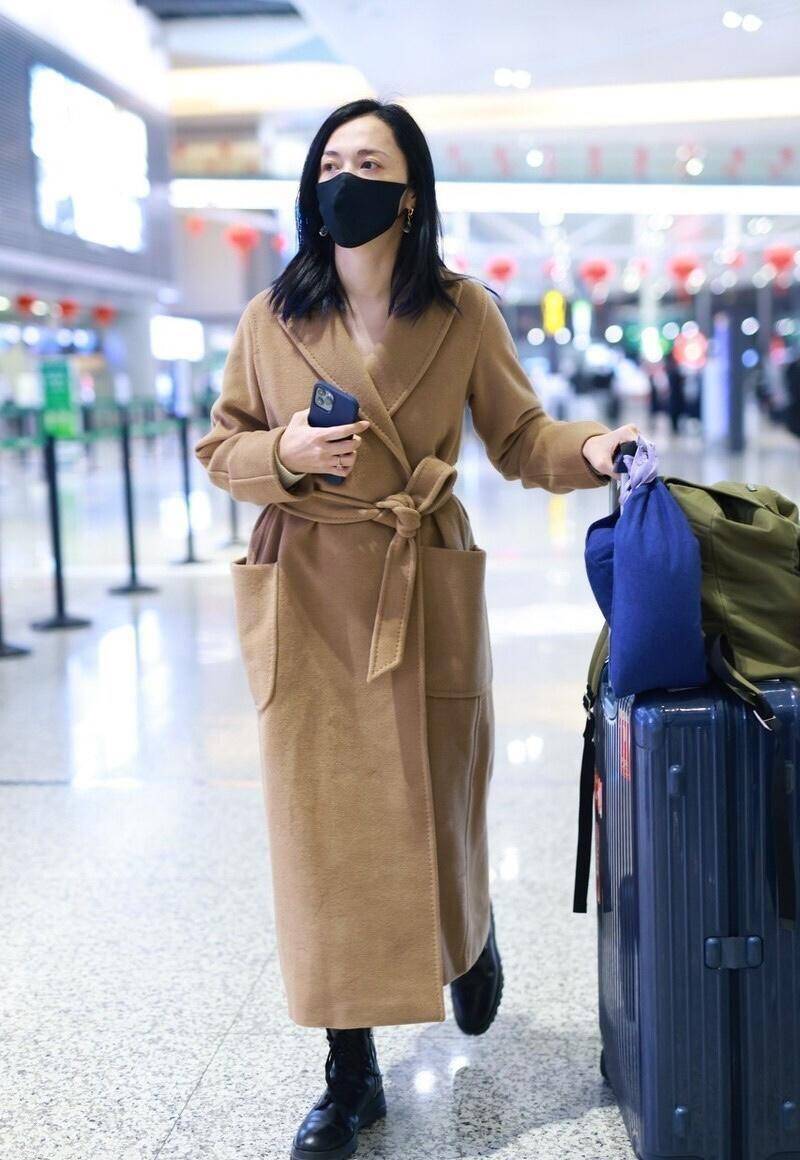原创姚晨的私服穿搭才叫高级驼色大衣配马丁靴素颜也照样有国际范