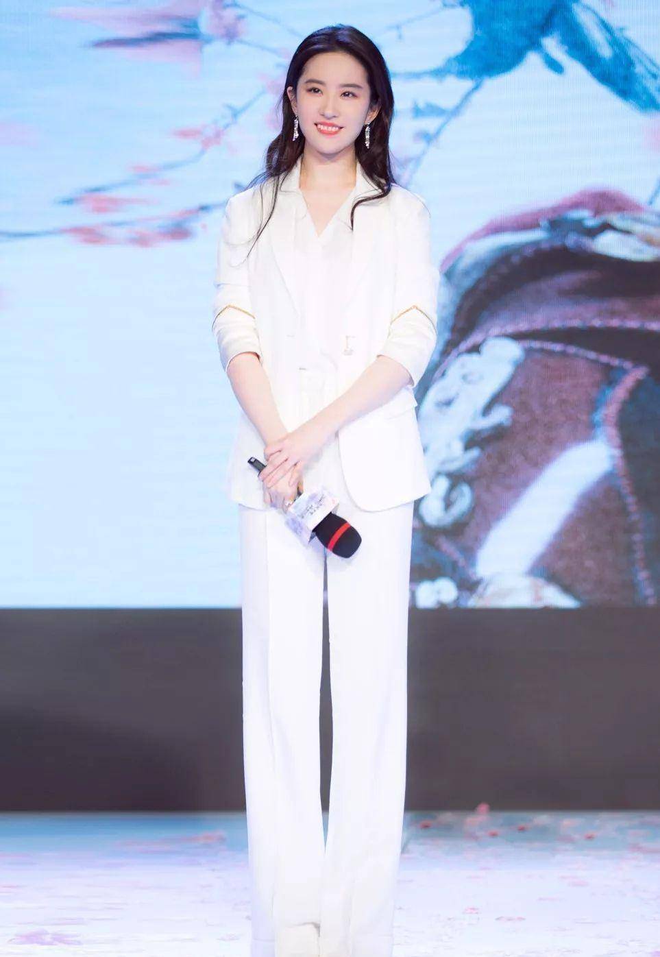 说到西装,黑色西装一定是最常见的,刘亦菲下面就是黑色西装搭配白色内