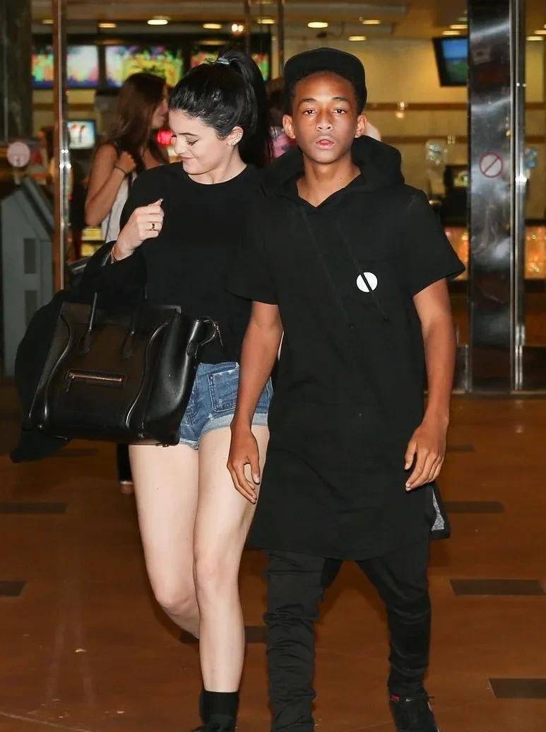 kylie jenner18岁时和rapper男友tyga一起参加活动.