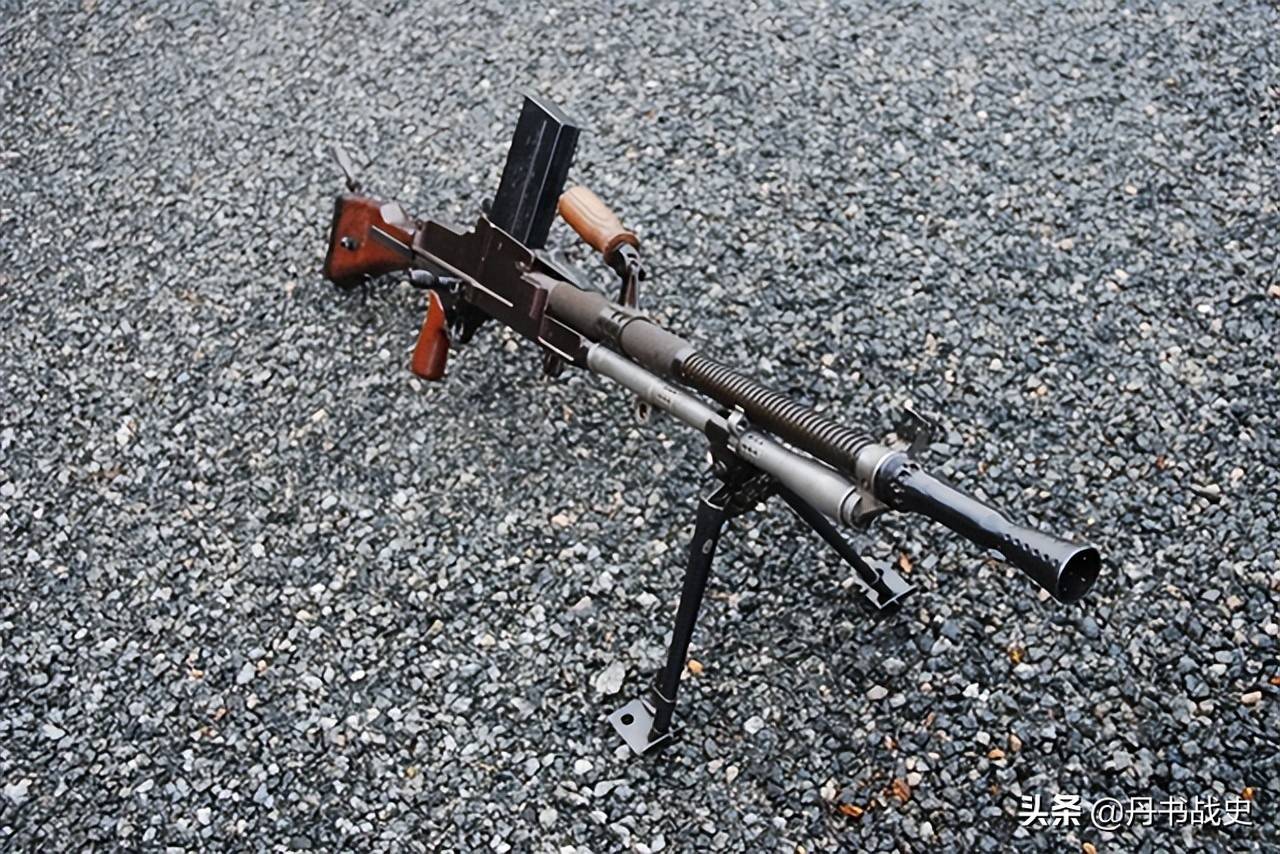 zb30是前者的优化改进型号,机枪外形有一些细微的变化,例如枪口消焰器