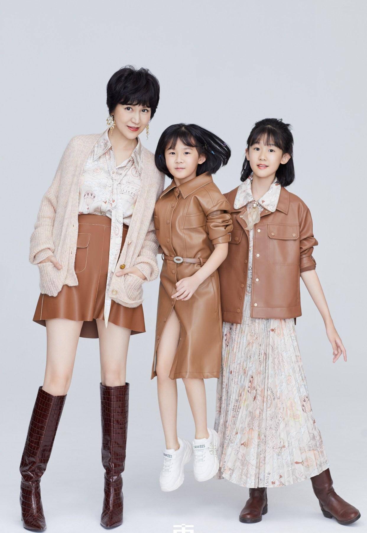 陆毅妻女拍写真,44岁鲍蕾短发精致似贵妇,母女三人秀同款大长腿