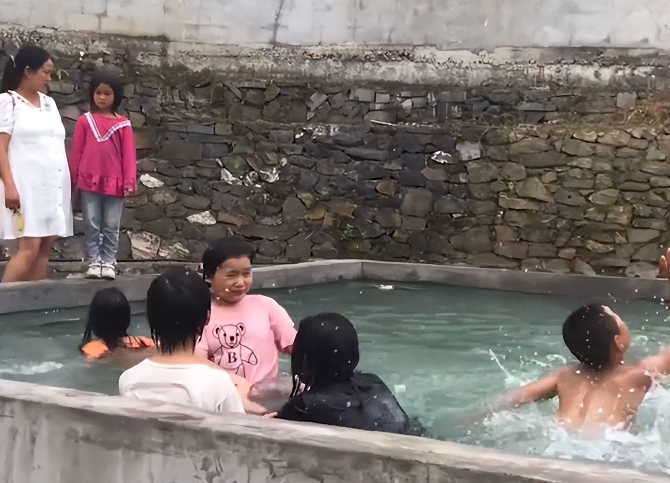 二胎宝妈自建泳池,免费供全村孩子玩水,童年的快乐和安全都有了