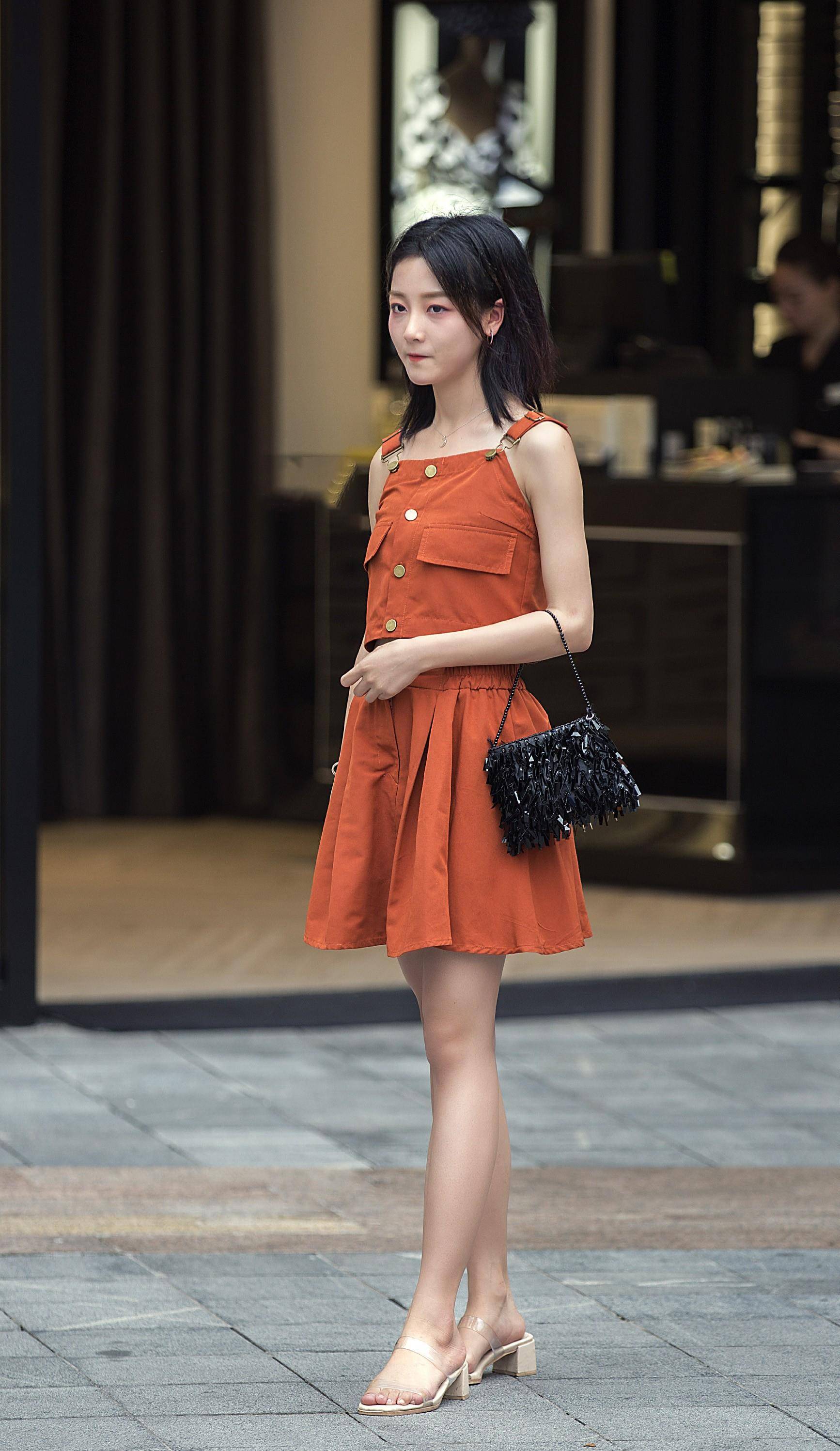 美女选择凉拖鞋,清凉效果翻倍_设计_时尚_女生