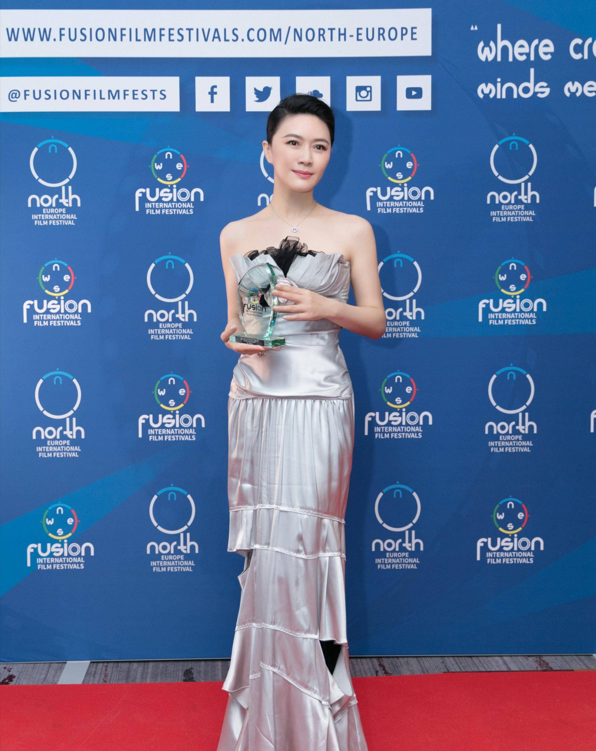 44岁田海蓉柔而不腻,穿桃红旗袍娇俏艳丽,东方美演绎得恰到好处_身材