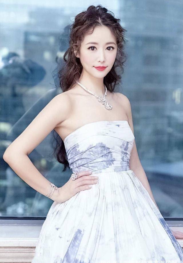 林心如烫了个羊毛卷,穿深v吊带连衣裙好惊艳,美得高级又大气_发型