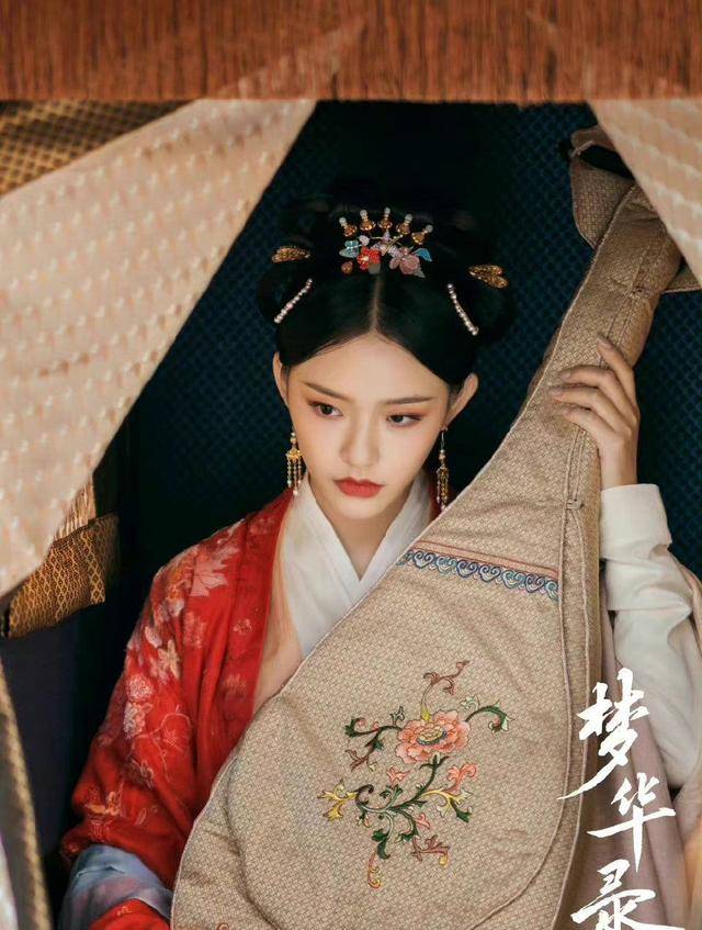 原创林允回应梦华录举着腿说话错位图，笑称“以后都这么说话了”