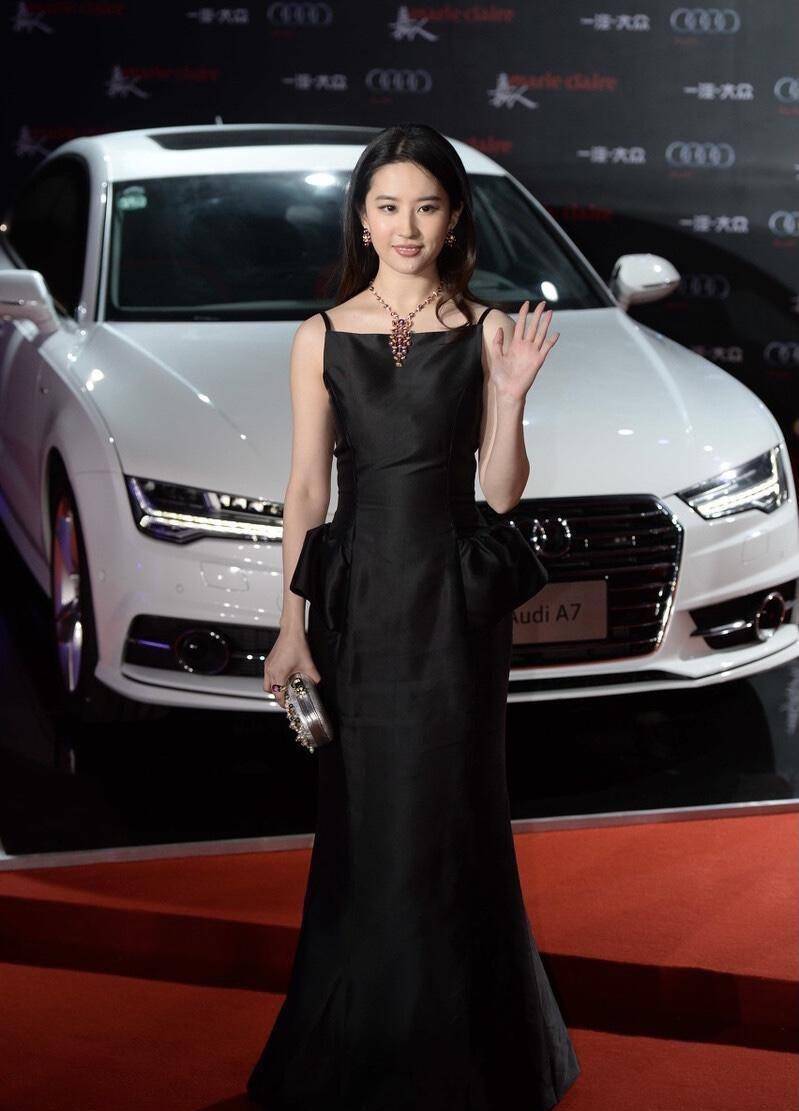 原创刘亦菲颜值身材都太靓一袭黑色鱼尾裙气质惊艳身材比例太出众