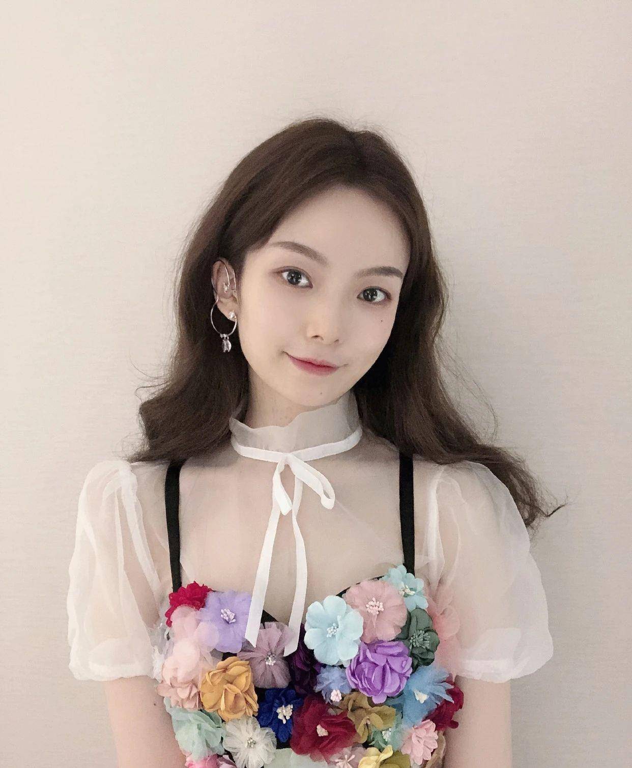 陈卓璇美得惊艳,网纱短裙配金黄卷发温婉可爱,真是自信女生最美_白色