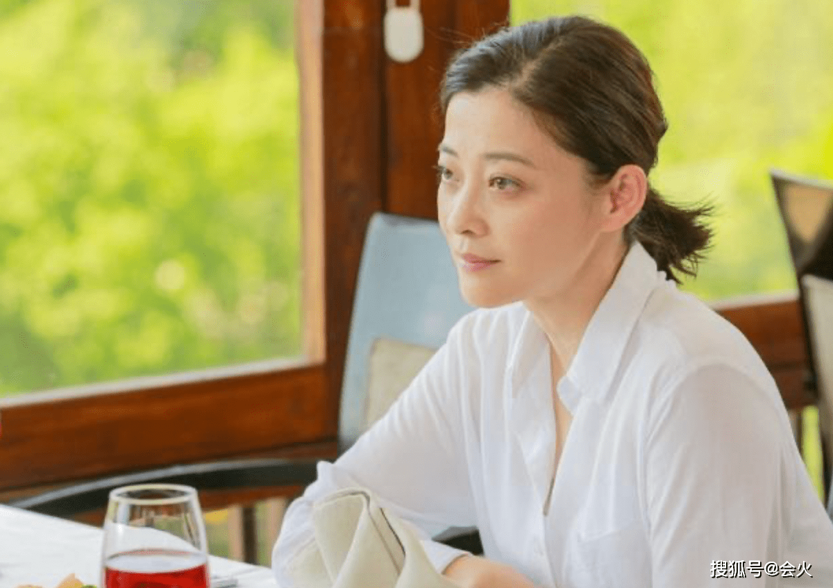 梅婷满脸泪水哭花妆容,镜头怼脸黑眼圈太明显