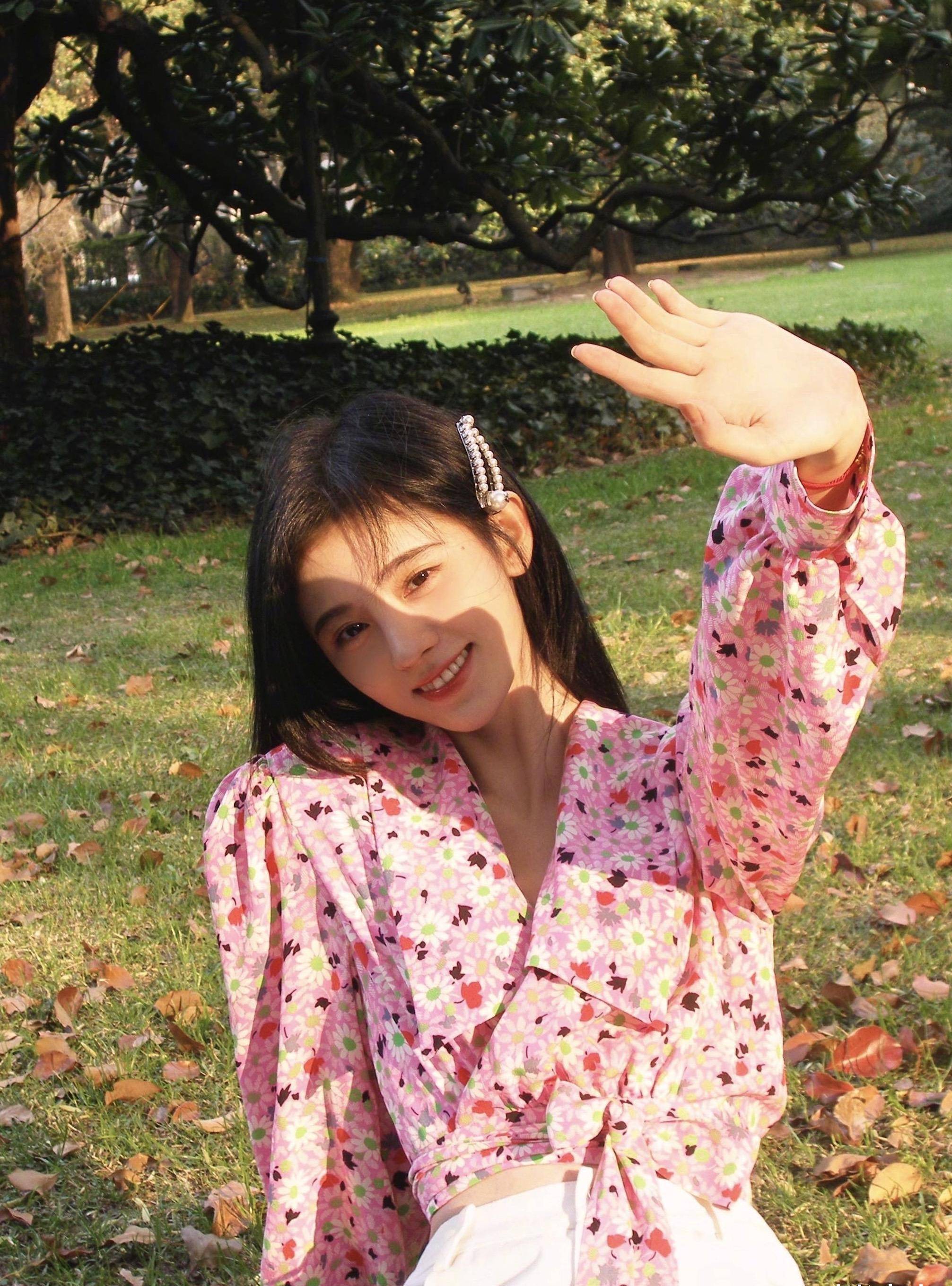 鞠婧祎初夏写真,蛋黄连衣裙泡泡袖衬托锁骨更明显,气质甜美优雅_白色